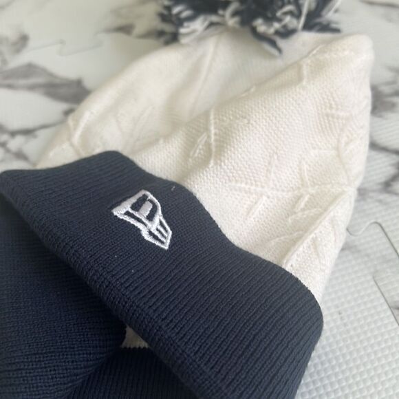 NFL Los Angeles Rams Women's Beanie Hat with Snowflake Detail - Picture 2 of 11